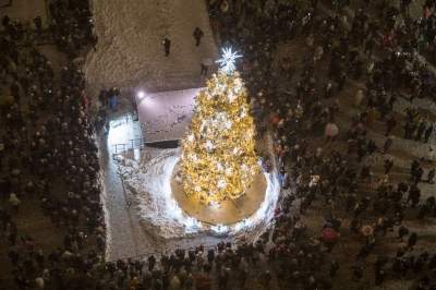 Choinka na krakowskim Rynku już w pełnym blasku - zdjęcie 14