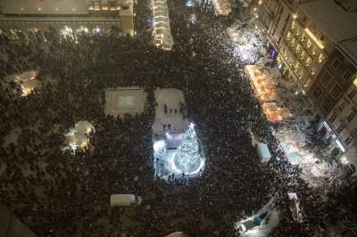 Choinka na krakowskim Rynku już w pełnym blasku - zdjęcie 6