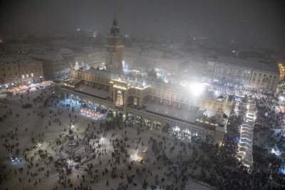 Choinka na krakowskim Rynku już w pełnym blasku - zdjęcie 3