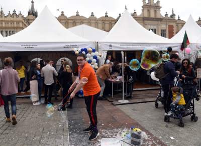 I... nie pękł. Eksperymenty na krakowskim Rynku - zdjęcie 11