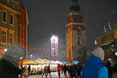 Choinka na Rynku, świąteczna iluminacja i zima. Turyści lubią to! - zdjęcie 12