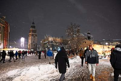 Choinka na Rynku, świąteczna iluminacja i zima. Turyści lubią to! - zdjęcie 13