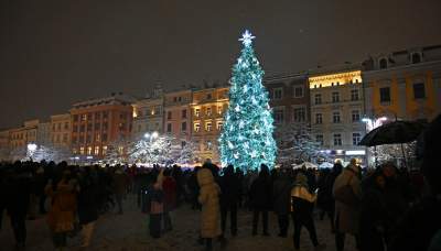 Choinka na Rynku, świąteczna iluminacja i zima. Turyści lubią to! - zdjęcie 29