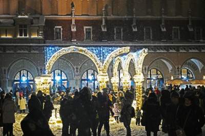 Choinka na Rynku, świąteczna iluminacja i zima. Turyści lubią to! - zdjęcie 9