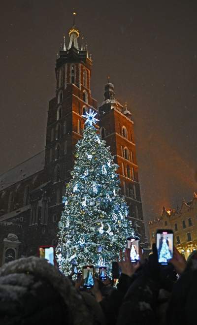Choinka na Rynku, świąteczna iluminacja i zima. Turyści lubią to! - zdjęcie 20