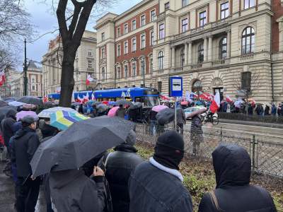Kraków, ul. Basztowa: działacze PiS protestują przeciwko zmianom w mediach - zdjęcie 3