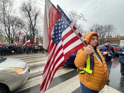Kraków, ul. Basztowa: działacze PiS protestują przeciwko zmianom w mediach - zdjęcie 13