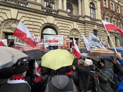 Kraków, ul. Basztowa: działacze PiS protestują przeciwko zmianom w mediach - zdjęcie 8