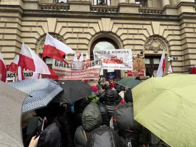 Kraków, ul. Basztowa: działacze PiS protestują przeciwko zmianom w mediach - zdjęcie 11
