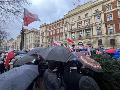 Kraków, ul. Basztowa: działacze PiS protestują przeciwko zmianom w mediach - zdjęcie 5