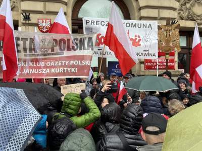 Kraków, ul. Basztowa: działacze PiS protestują przeciwko zmianom w mediach - zdjęcie 15
