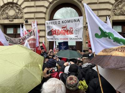 Kraków, ul. Basztowa: działacze PiS protestują przeciwko zmianom w mediach - zdjęcie 10