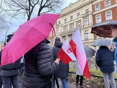 Kraków, ul. Basztowa: działacze PiS protestują przeciwko zmianom w mediach - zdjęcie 2