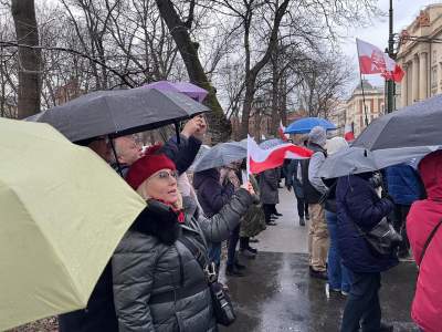 Kraków, ul. Basztowa: działacze PiS protestują przeciwko zmianom w mediach - zdjęcie 4