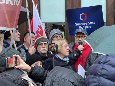 Kraków, ul. Basztowa: działacze PiS protestują przeciwko zmianom w mediach - zdjęcie 12