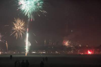 Przyszli na Błonia postrzelać w Sylwestra, tak witali 2024 rok - zdjęcie 9