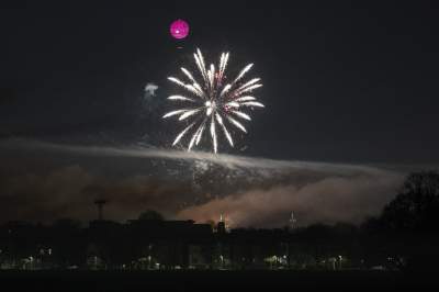 Przyszli na Błonia postrzelać w Sylwestra, tak witali 2024 rok - zdjęcie 11