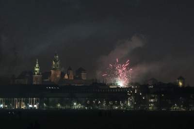 Przyszli na Błonia postrzelać w Sylwestra, tak witali 2024 rok - zdjęcie 1