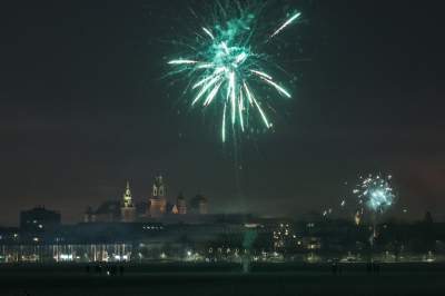 Przyszli na Błonia postrzelać w Sylwestra, tak witali 2024 rok - zdjęcie 13