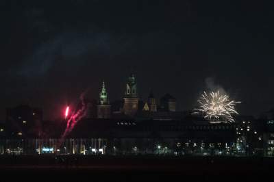 Przyszli na Błonia postrzelać w Sylwestra, tak witali 2024 rok - zdjęcie 2