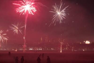 Przyszli na Błonia postrzelać w Sylwestra, tak witali 2024 rok - zdjęcie 3