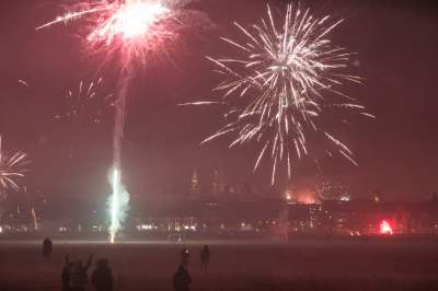 Przyszli na Błonia postrzelać w Sylwestra, tak witali 2024 rok - zdjęcie 7