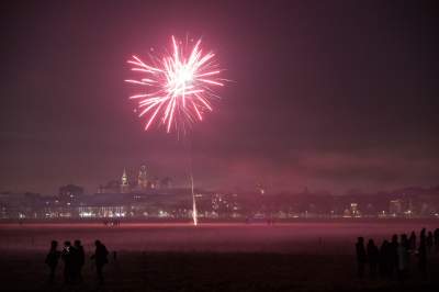 Przyszli na Błonia postrzelać w Sylwestra, tak witali 2024 rok - zdjęcie 15