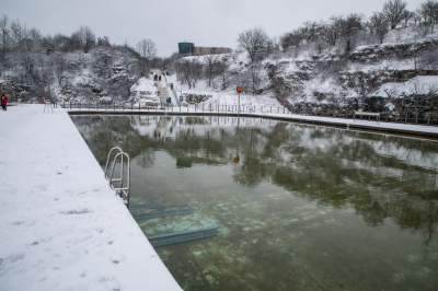 Uroki zimy na krakowskim Zakrzówku, pływanie na własną odpowiedzialność - zdjęcie 11