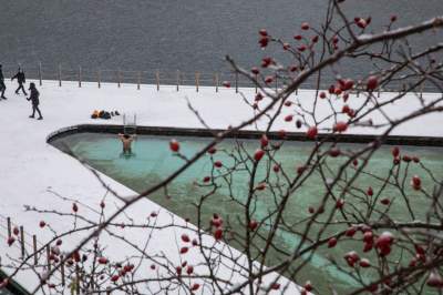 Uroki zimy na krakowskim Zakrzówku, pływanie na własną odpowiedzialność - zdjęcie 5