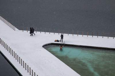 Uroki zimy na krakowskim Zakrzówku, pływanie na własną odpowiedzialność - zdjęcie 2
