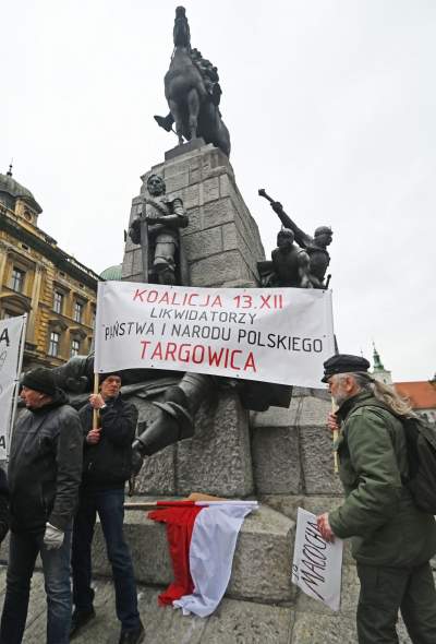 Antyrządowy protest na placu Matejki, straszyli Niemcami - zdjęcie 10