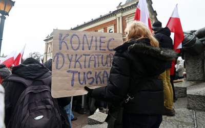 Antyrządowy protest na placu Matejki, straszyli Niemcami - zdjęcie 28