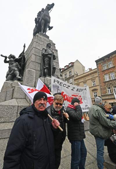 Antyrządowy protest na placu Matejki, straszyli Niemcami - zdjęcie 11