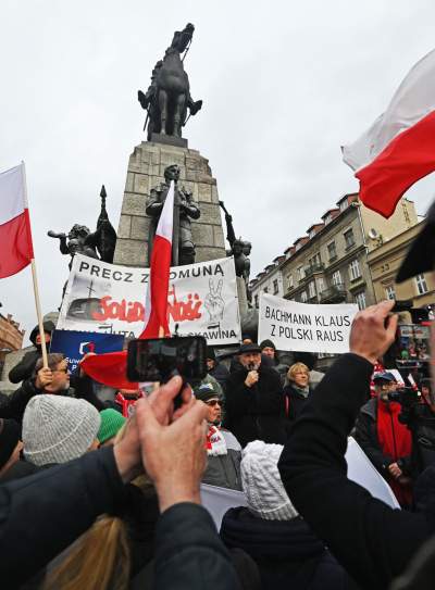 Antyrządowy protest na placu Matejki, straszyli Niemcami - zdjęcie 21