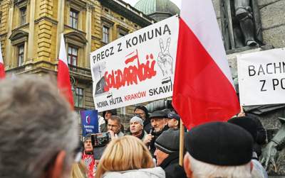 Antyrządowy protest na placu Matejki, straszyli Niemcami - zdjęcie 24