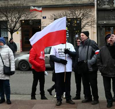 Antyrządowy protest na placu Matejki, straszyli Niemcami - zdjęcie 4