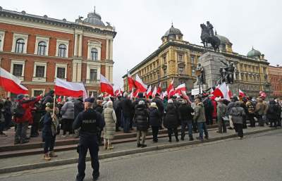 Antyrządowy protest na placu Matejki, straszyli Niemcami - zdjęcie 26