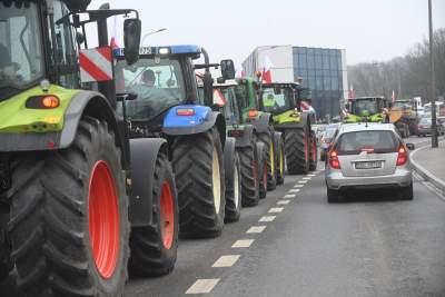 Niezły sprzęt mają nasi rolnicy, tak wyglądał protest na rondzie Matecznego - zdjęcie 9