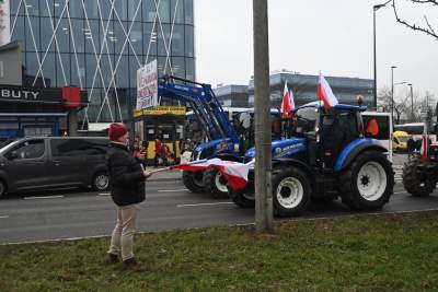 Niezły sprzęt mają nasi rolnicy, tak wyglądał protest na rondzie Matecznego - zdjęcie 17