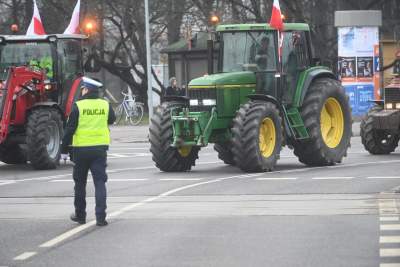Niezły sprzęt mają nasi rolnicy, tak wyglądał protest na rondzie Matecznego - zdjęcie 3