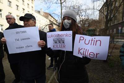 Protest przed rosyjskim konsulatem po śmierci Nawalnego - zdjęcie 7