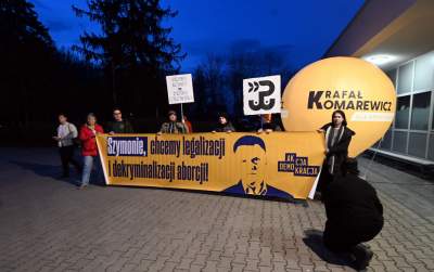 Szymon Hołownia w Hali Hutnika, na zewnątrz pikieta aktywistów - zdjęcie 1
