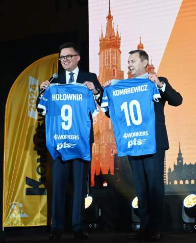 Szymon Hołownia w Hali Hutnika, na zewnątrz pikieta aktywistów - zdjęcie 8