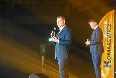 Szymon Hołownia w Hali Hutnika, na zewnątrz pikieta aktywistów - zdjęcie 24