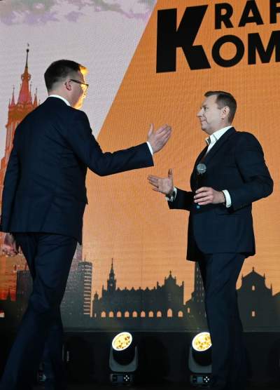 Szymon Hołownia w Hali Hutnika, na zewnątrz pikieta aktywistów - zdjęcie 6