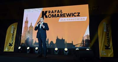 Szymon Hołownia w Hali Hutnika, na zewnątrz pikieta aktywistów - zdjęcie 5