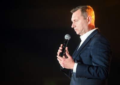 Szymon Hołownia w Hali Hutnika, na zewnątrz pikieta aktywistów - zdjęcie 21