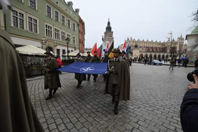 Salwa honorowa i uroczysty przemarsz wokół Rynku. Kraków świętuje 25 lat Polski w NATO - zdjęcie 19