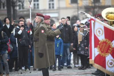 Salwa honorowa i uroczysty przemarsz wokół Rynku. Kraków świętuje 25 lat Polski w NATO - zdjęcie 1