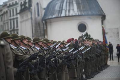Salwa honorowa i uroczysty przemarsz wokół Rynku. Kraków świętuje 25 lat Polski w NATO - zdjęcie 8